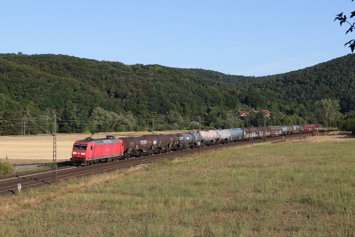 145 024 mit einem gemischten Güterzug am 7. August 2022 bei Harrbach im Maintal.