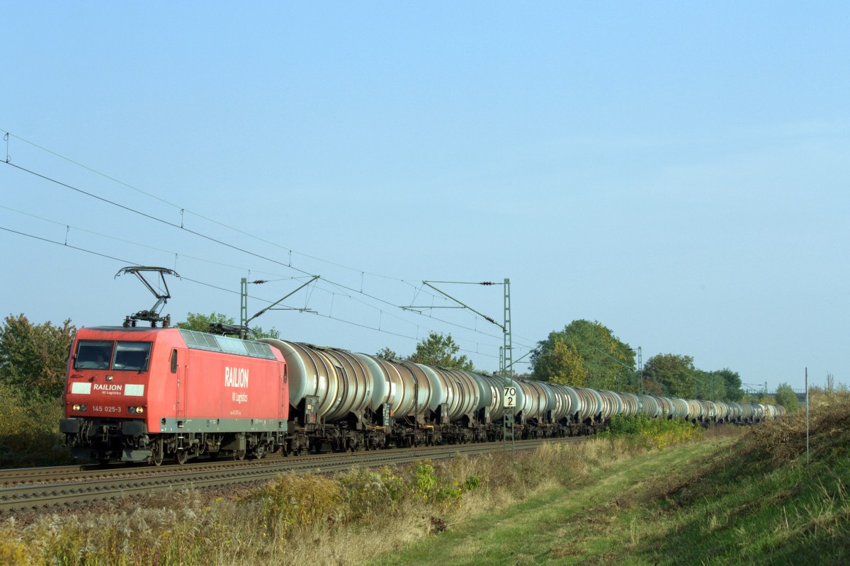 145 025-3 ist am 08.10.2013 mit einem Kesselwagenzug nahe des Abzw. R�derau unterwegs