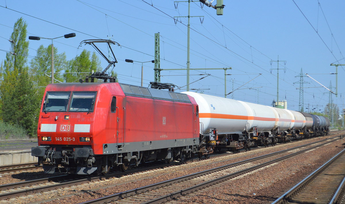 145 025-3 mit einem kurzen gemischten Kesselwagenzug am 21.04.18 Bf. Flughafen Berlin-Schönefeld.
