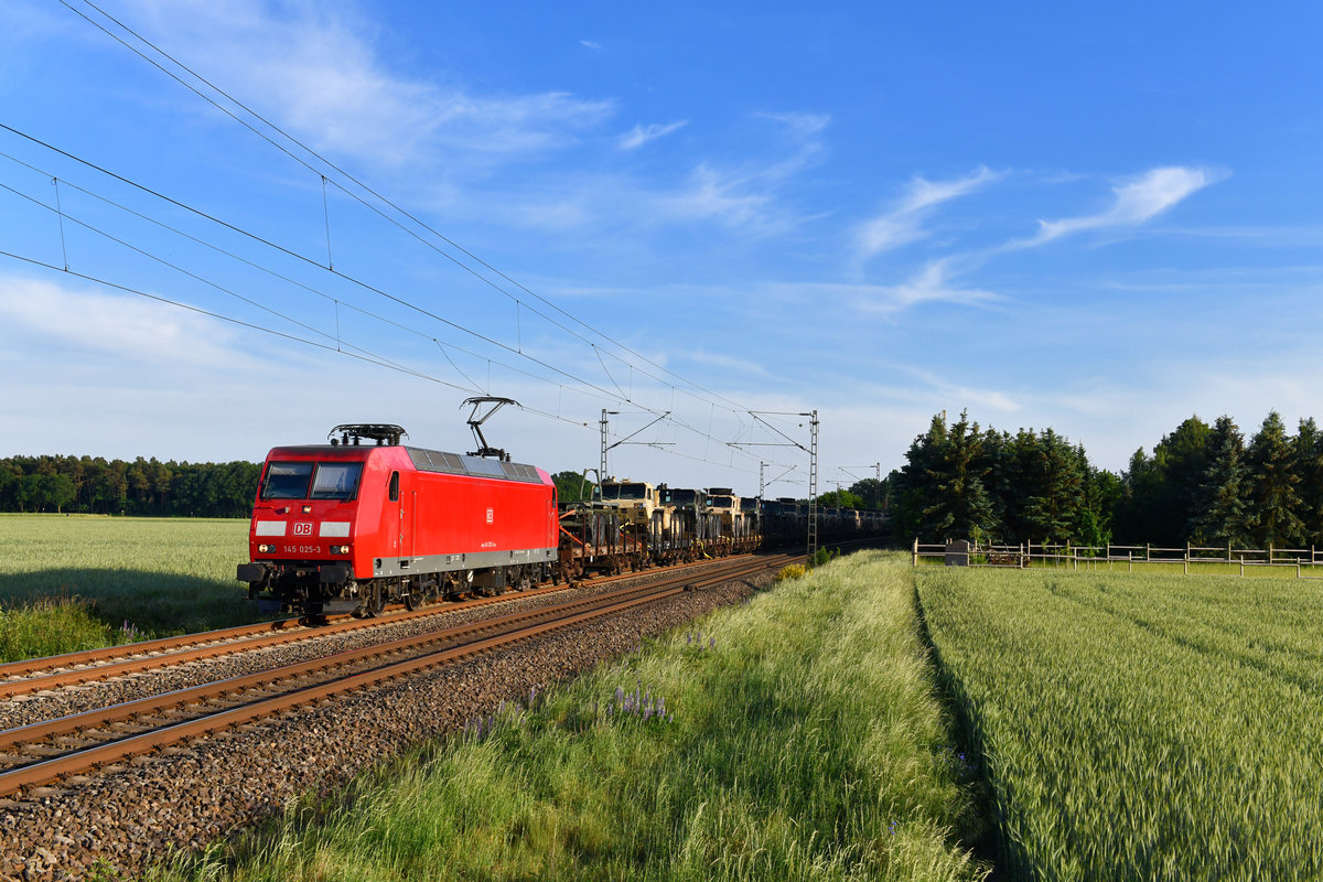 145 025 mit einem Militärzug am 23.05.2018 bei Rohrsen. 