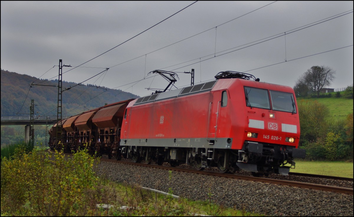 145 026-1 ist mit einen Schüttgutzug am 28.10.14 bei Hermannspiegel zu sehen.