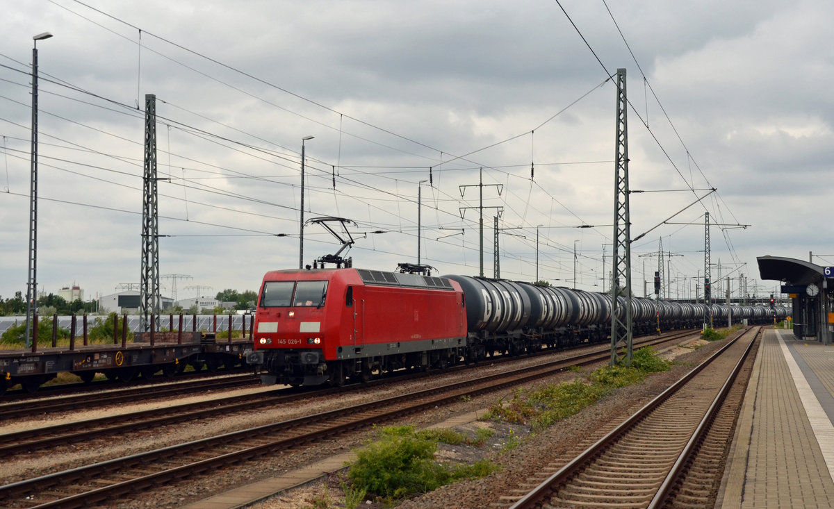145 026 erreicht mit einem Kesselwagenzug am 14.07.19 Bitterfeld. Wegen einer Überholung durch den Fernverkehr musste der Güterzug auf die Seite.