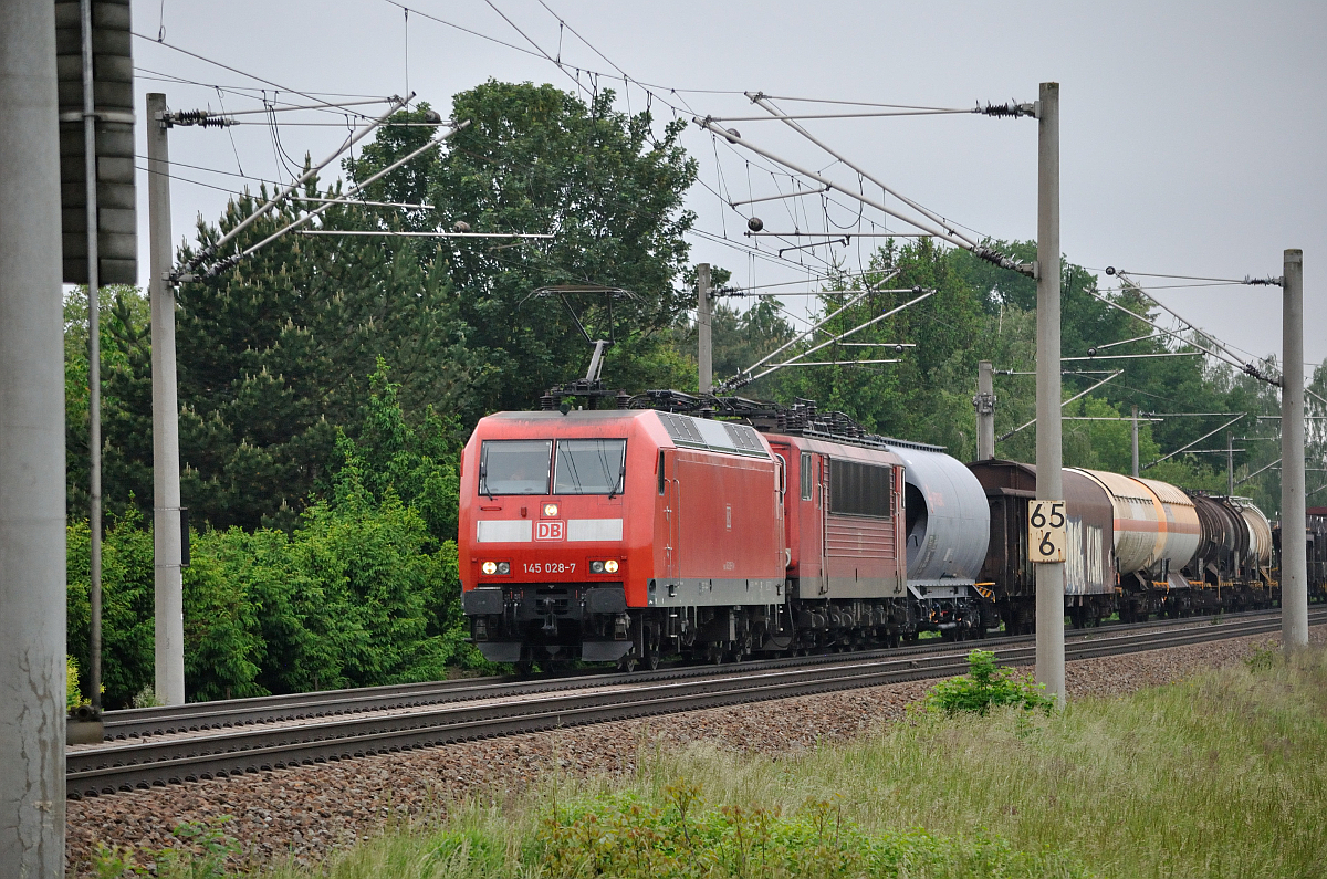 145 028-7 mit einer 155 und einem gemischten Güterzug in Zschortau am 24.05.2016