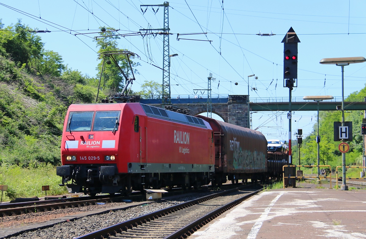 145 029-5 biegt mit ihrem gemischten Güterzug aus Süden kommend in Eichenberg gen Osten ab. Aufgenommen am 07.06.2014.