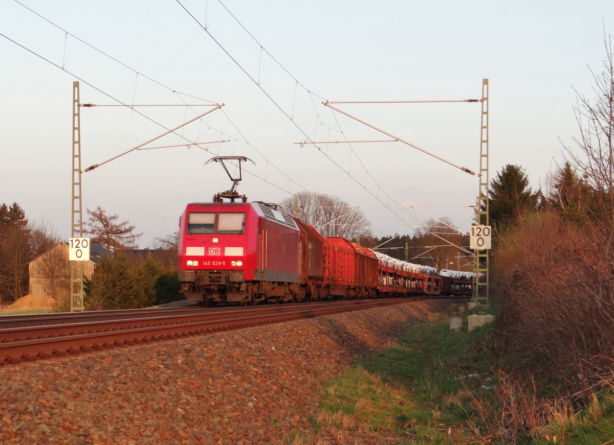 145 029-5 zu sehen mit dem 51619 am 06.04.16 im Sonnenuntergang an der Schöpsdrehe bei Plauen/V.