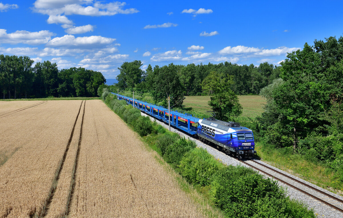 145 030 mit einem leeren Autozug am 15.07.2022 bei Wallersdorf.