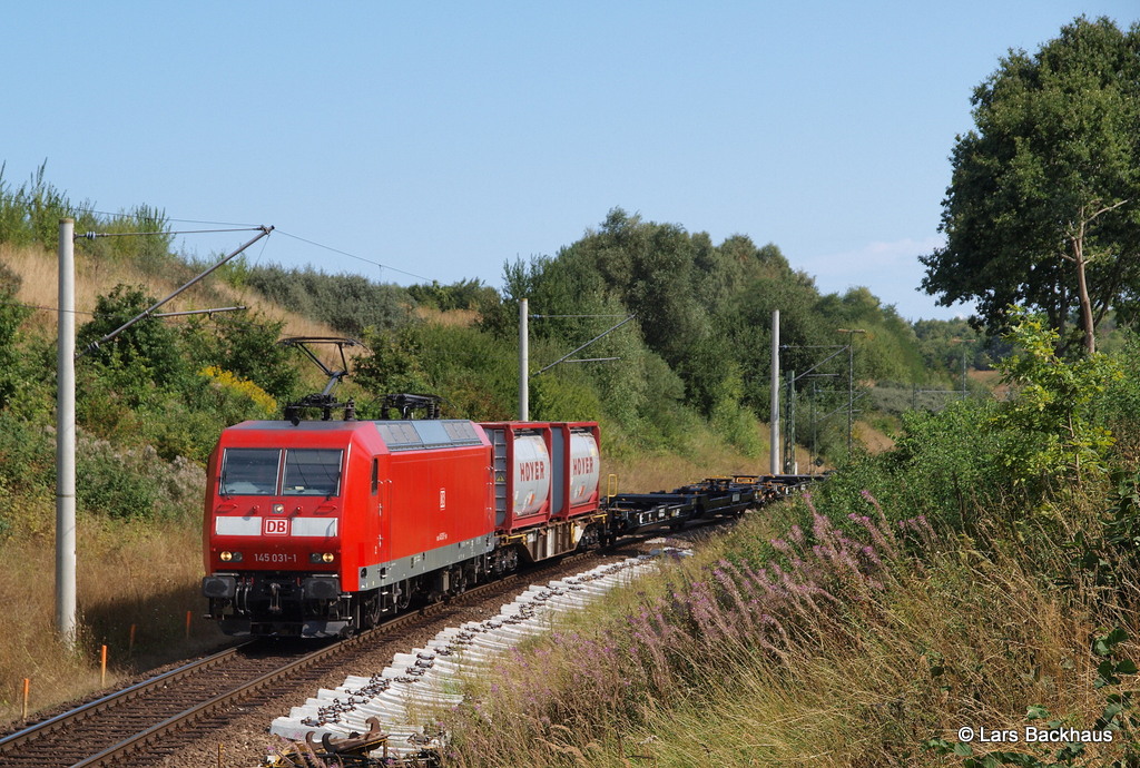 145 031-1 hat soeben mit ihrem KLV aus dem Bahnhof L�beck-Skandinavienkai Ausfahrt erhalten und rollt nun gem�chlich Richtung Hansestadt. 28.08.13.