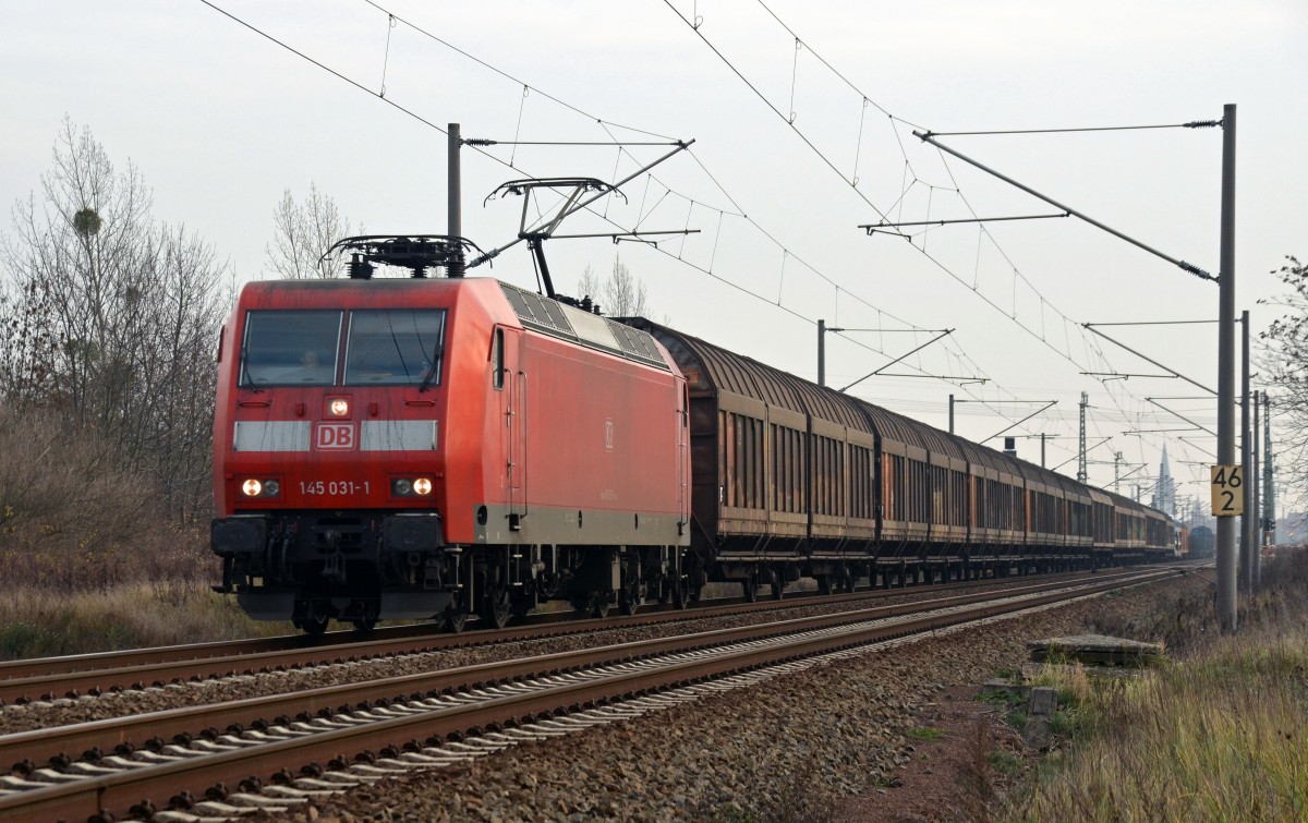 145 031 zog am 15.12.15 einen gemischten Güterzug durch Greppin Richtung Dessau.