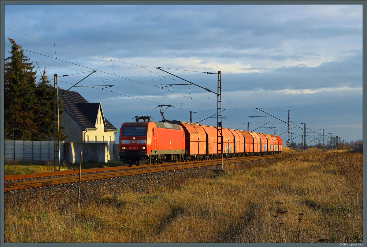 145 032-9 der DB Cargo erreicht mit 10 Schüttgutwagen im Schlepp Lübs. (30.12.2020)