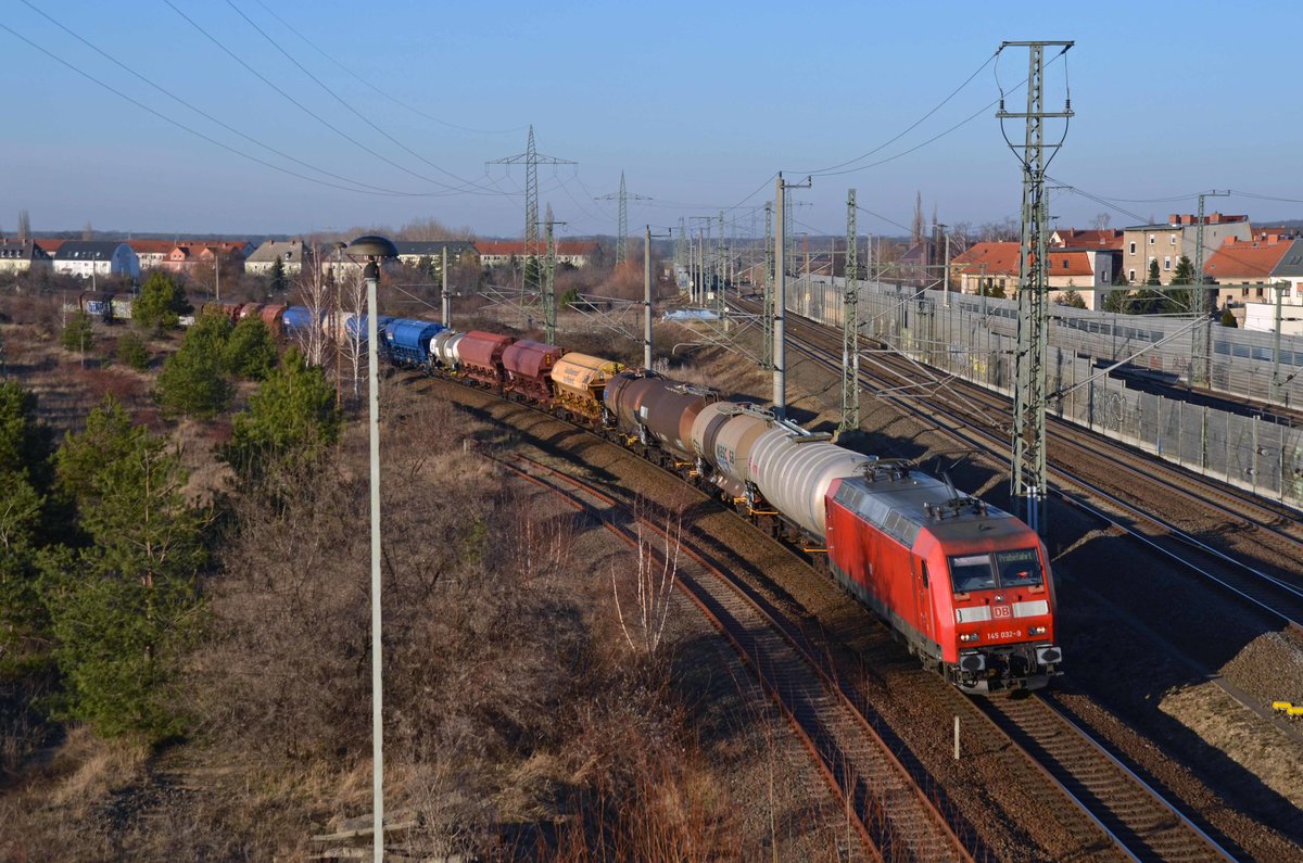 145 032 führte am 22.02.21 einen gemischten Güterzug durch Bitterfeld Richtung Halle(S).