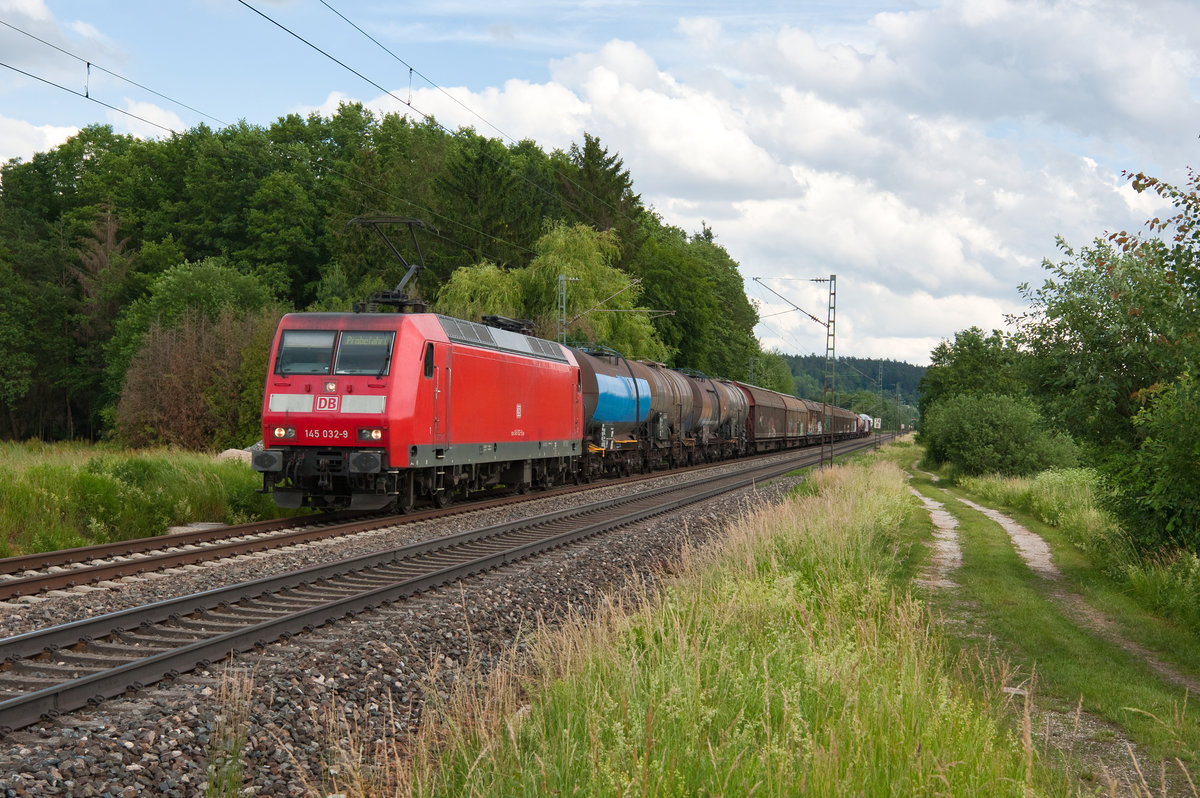 145 032 mit einem gemischten Güterzug bei Postbauer-Heng Richtung Nürnberg, 21.06.2019