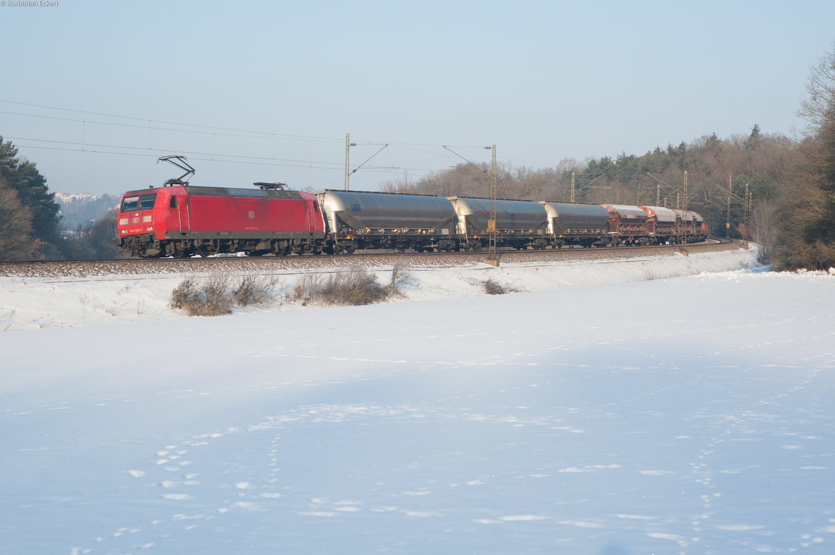 145 033-7 mit einem gemischten Güterzug bei Edlhausen Richtung Regensburg, 21.01.2017
