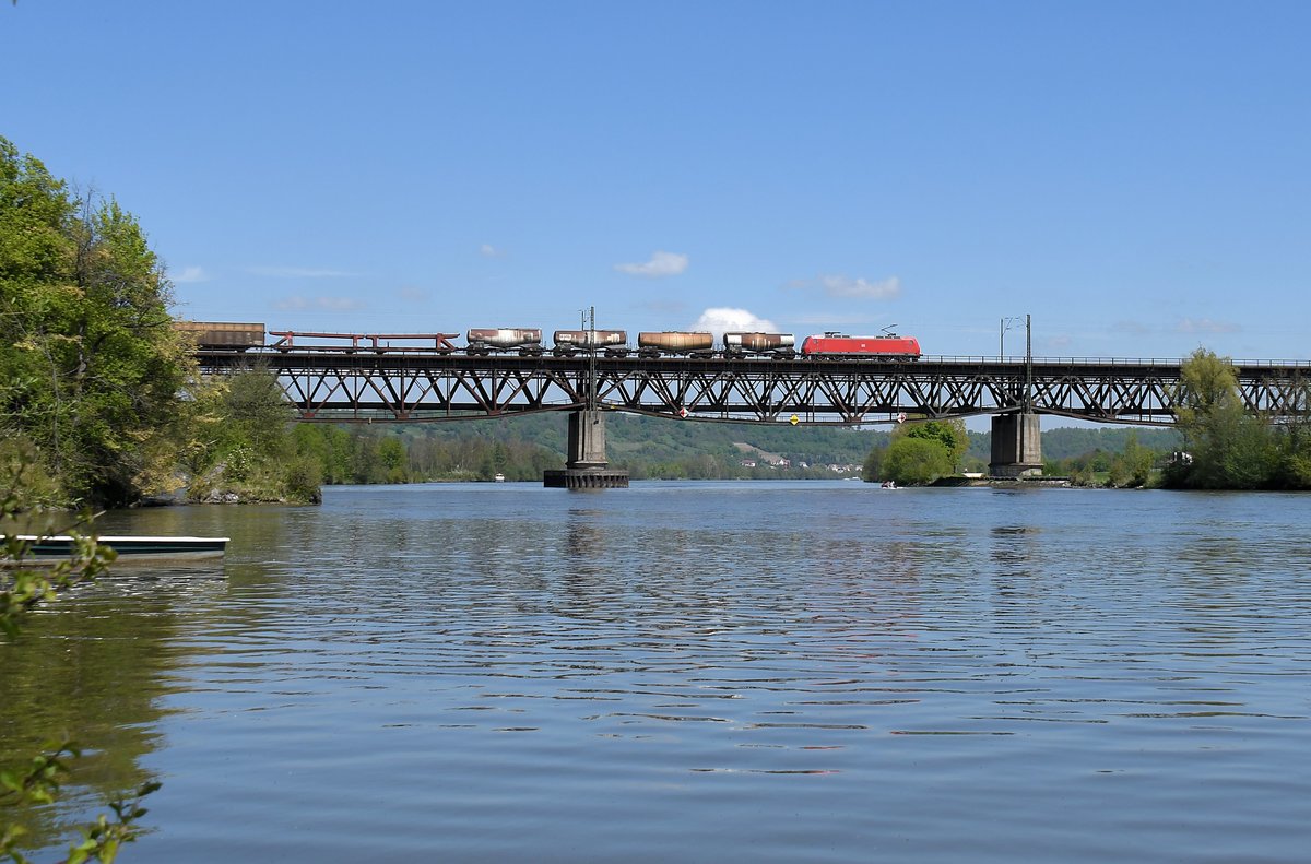 145 033 am 06.05.17 auf der Mariaorter Brcke bei Regensburg