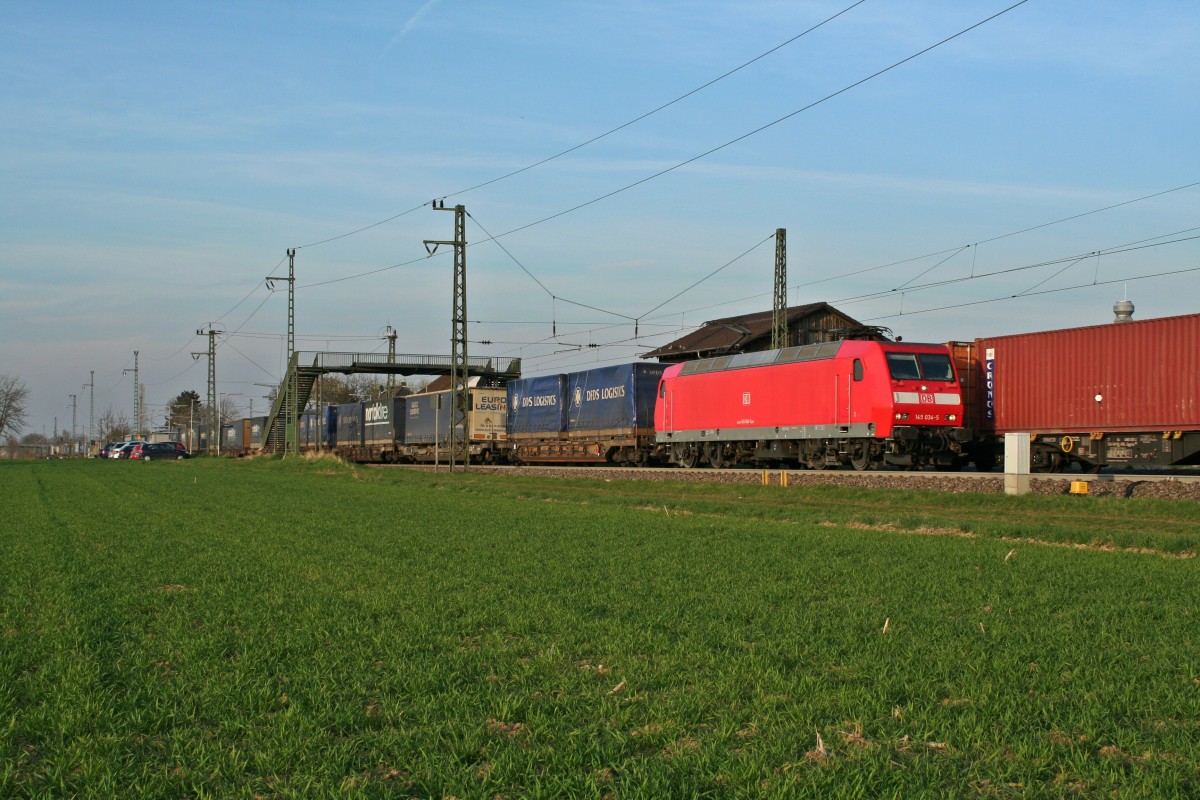 145 034-5 mit einem KLV-Zug nach Weil am Rhein/Basel Rbf am Abend des 29.03.14 in Auggen.
