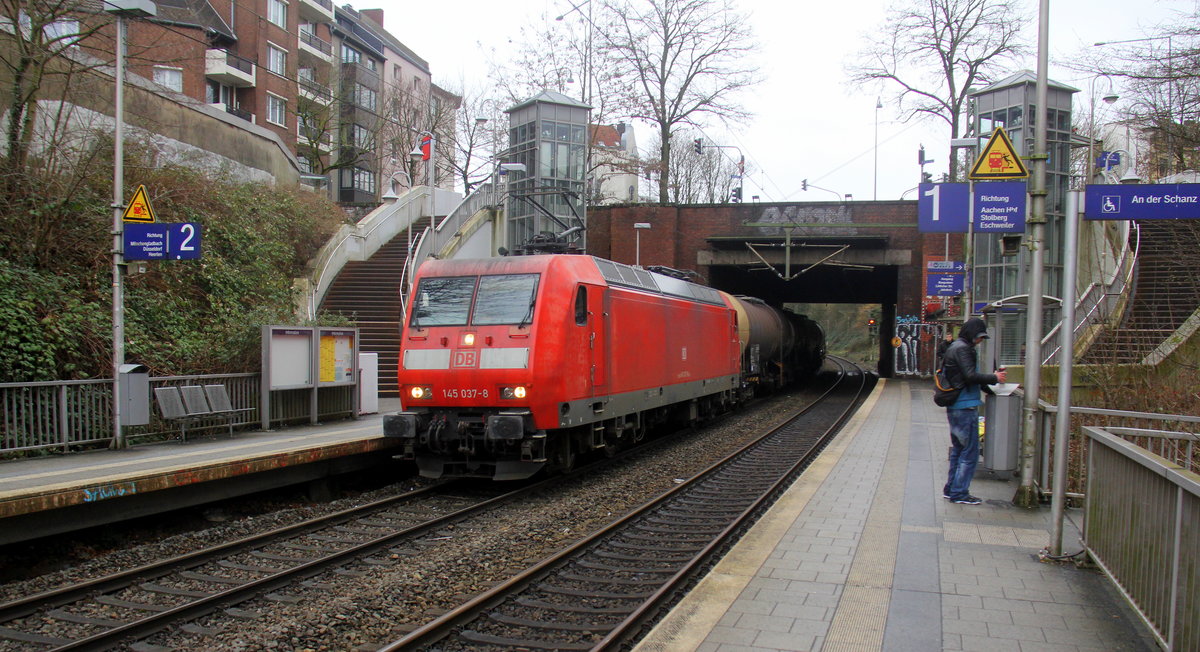 145 037-8 DB kommt aus Richtung Köln,Aachen-Hbf und fährt durch Aachen-Schanz mit einem Kesselzug aus Ludwigshafen-BASF nach Antwerpen-BASF(B) und fährt in Richtung Aachen-West. Aufgenommen vom Bahnsteig von Aachen-Schanz.
Bei Regenwolken am Nachmittag vom 3.3.2019.