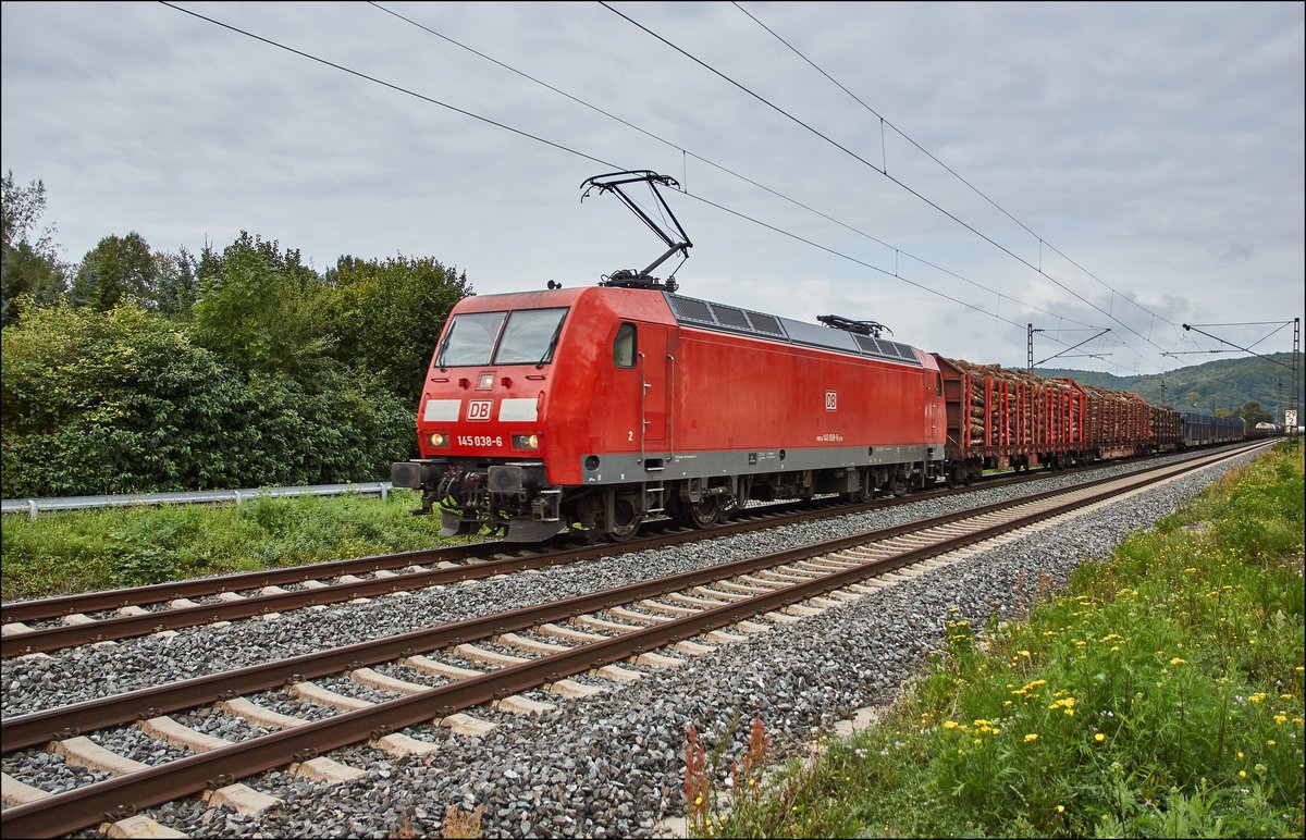 145 038-6 ist am 07.09.2017 mit einen gemischten Güterzug bei Gambach unterwegs.