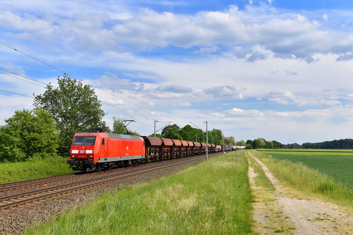 145 038 mit einem Güterzug am 23.05.2018 bei Woltorf. 