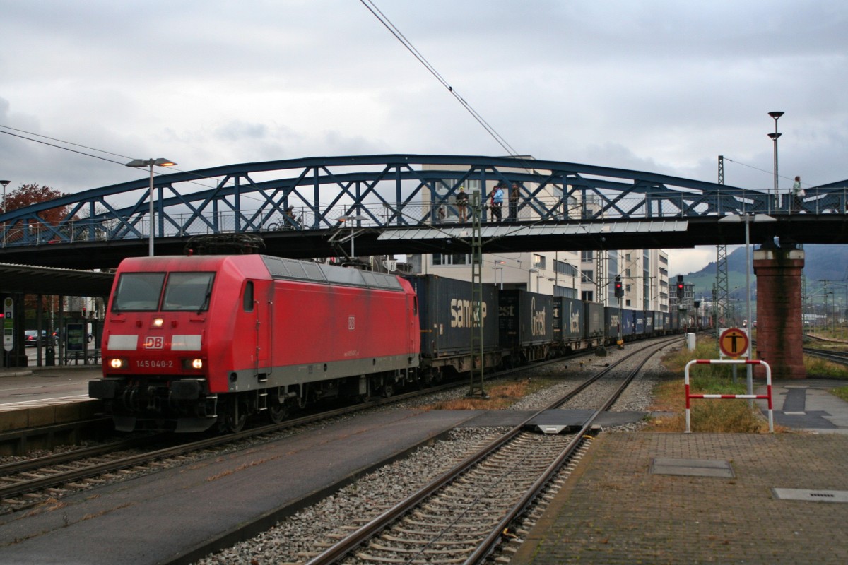 145 040-2 mit einem KLV-Zug den Sden am Mittag des 14.12.13 bei der Durchfahrt des Freiburger Hauptbahnhofs gen Norden.
