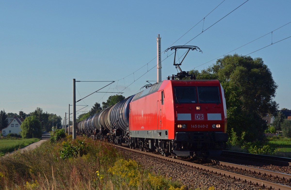 145 040 hatte am 02.09.15 einen gemischten Güterzug am Haken als sie durch Jeßnitz Richtung Dessau rollte.