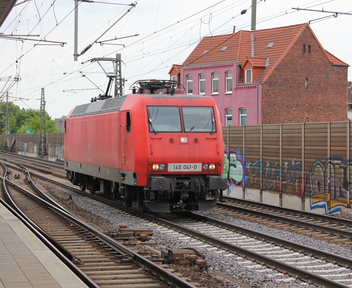 145 041-0 kam am 25.05.2013 als Tfzf in Richtung Seelze durch Hannover Linden-Fischerhof.