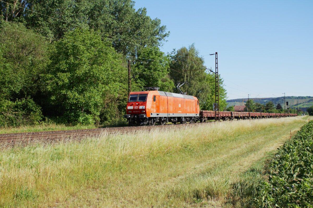 145 041-0 mit Flachwagen bei Himmelstadt am 15.06.2022