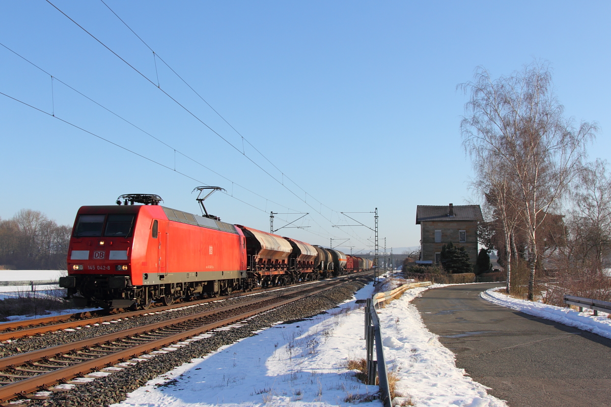 145 042-8 DB Cargo bei Oberlangenstadt am 19.01.2017.
