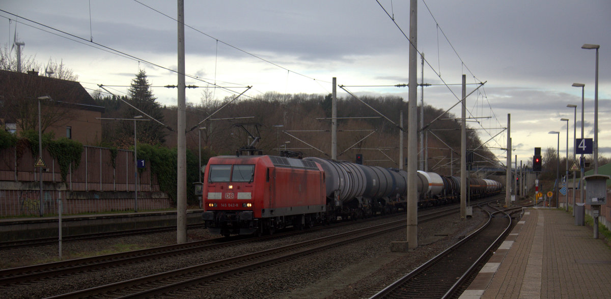 145 042-8 von DB kommt mit einem Kesselzug aus aus Antwerpen-BASF(B) nach Ludwigshafen-BASF(D) und kommt aus Richtung Aachen-West,Aachen-Schanz,Aachen-Hbf,Aachen-Rothe-Erde,Aachen-Eilendorf,Stolberg-Hbf(Rheinland)Eschweiler-Hbf und fährt durch Langerwehe in Richtung Düren,Merzenich,Buir,Horrem,Kerpen-Köln-Ehrenfeld,Köln-West,Köln-Süd.
Aufgenommen von Bahnsteig 4 in Langerwehe. 
Bei Sonne und Wolken am Mittag vom 20.12.2019.