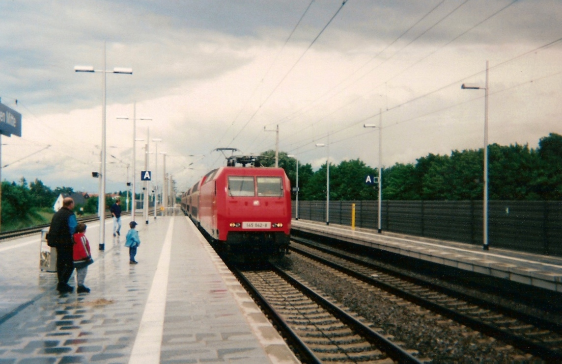 145 042-8 Einfahrt Lagenhagen Mitte 28. Mai 2000 (Gescanntes Bild)