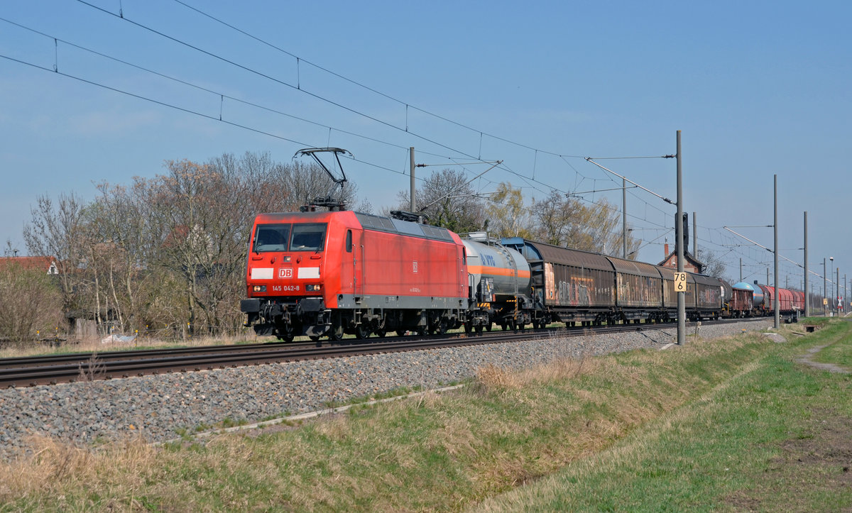 145 042 führte am 12.04.18 einen gemischten Güterzug durch Braschwitz Richtung Halle(S).