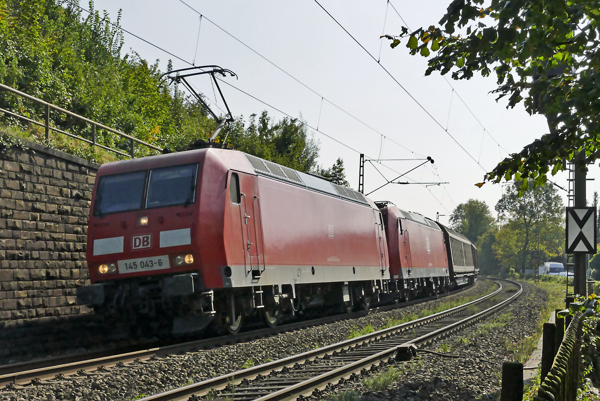 145 043-6 Doppeltraktion vor Güterzug in Königswinter - 27.09.2017