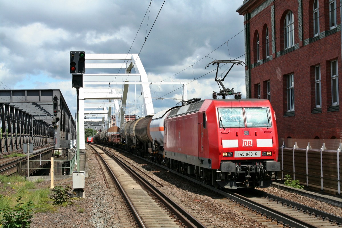145 043-6 mit einem gemischten Gterzug auf dem Weg in Richtung Nordwesten am Nachmittag des 24.05.14 in Ludwigshafen (Rhein) Hbf.