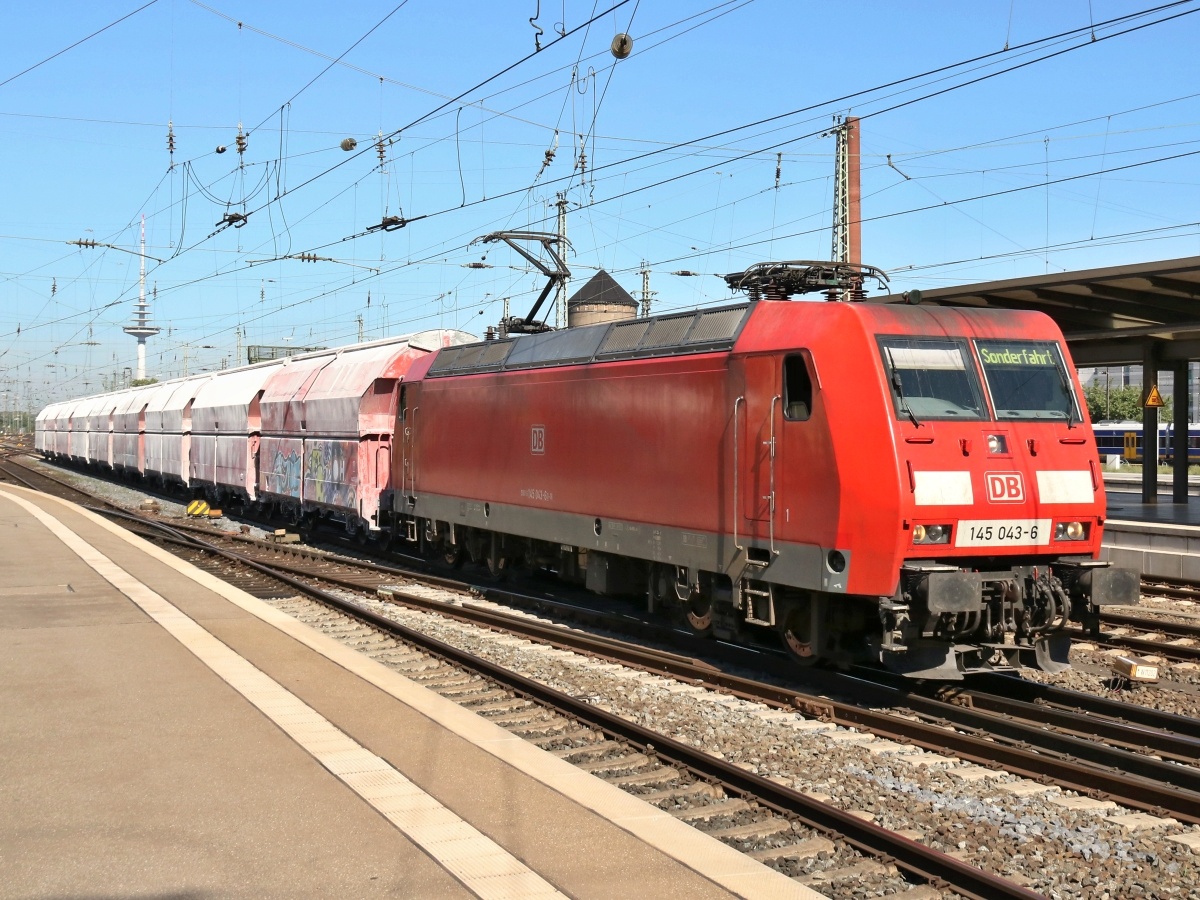 145 043-6 (NVR: 91 80 6145 043-6 D-DB) am 24.08.2016 mit Falns den Bremer Hbf passierend. Zugzielanzeiger mit  Sonderfahrt ...<P>Weitere Bilder zum Thema Bahnfotografie gibt es auf meiner Site unter:<br> 
<a href= http://www.ralf-bueker.de/Ralf's Eisenbahnbilder.htm target= _blank >Ralf's Eisenbahnbilder