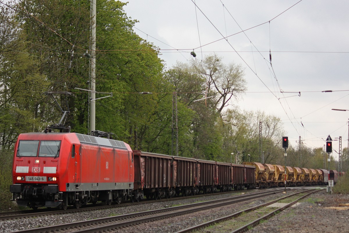 145 043 am 23.4.13 mit einem gemischten Gterzug in Ratingen-Lintorf.