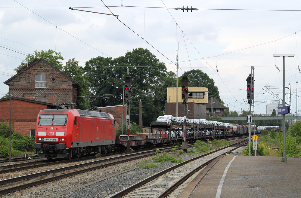 145 043 fällt mit der optisch abweichenden Loknummern-Darstellung definitiv auf.
Fotografiert am 30.07.2016 im Bahnhof Minden (Westfalen).
