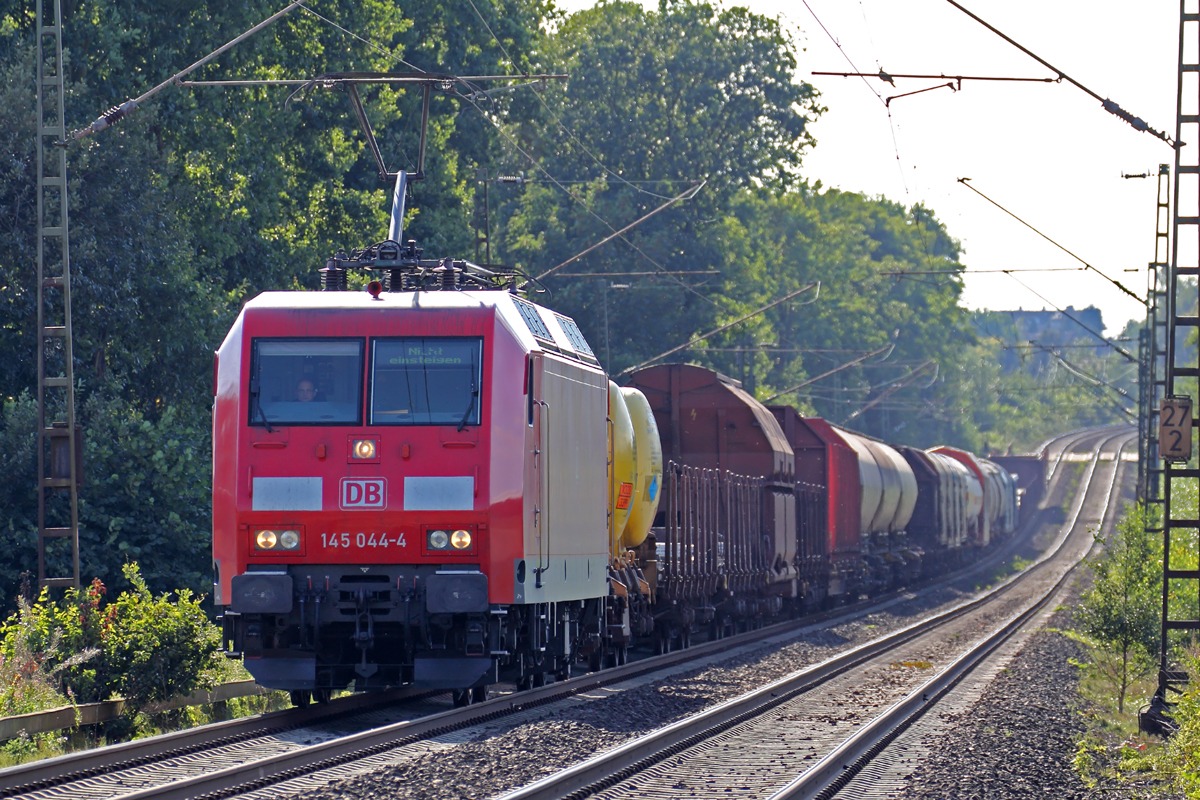 145 044-4 am BÜ KM27,298 auf der Hamm-Osterfelder Strecke in Recklinghausen 10.9.2015