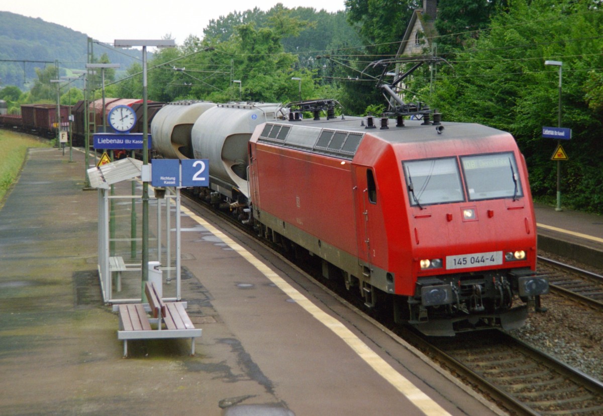 145 044 mit Gterzug Richtung Kassel am 11.08.2004 in Liebenau (Bz Kassel)