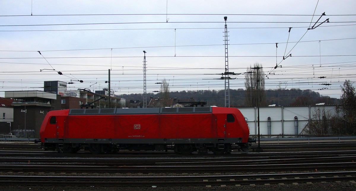 145 045-1 DB rangiert in Aachen-West.
Aufgenommen vom Bahnsteig in Aachen-West. 
Bei Wolken am Nachmittag vom 5.12.2014.
