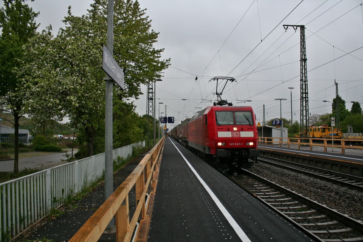 145 045-1 durchfuhr am Morgen des 18.04.14 im strmenden Regen mit einem KLV-Zug aus Basel/Weil am Rhein den Mllheimer Bahnhof in Richtung Norden.