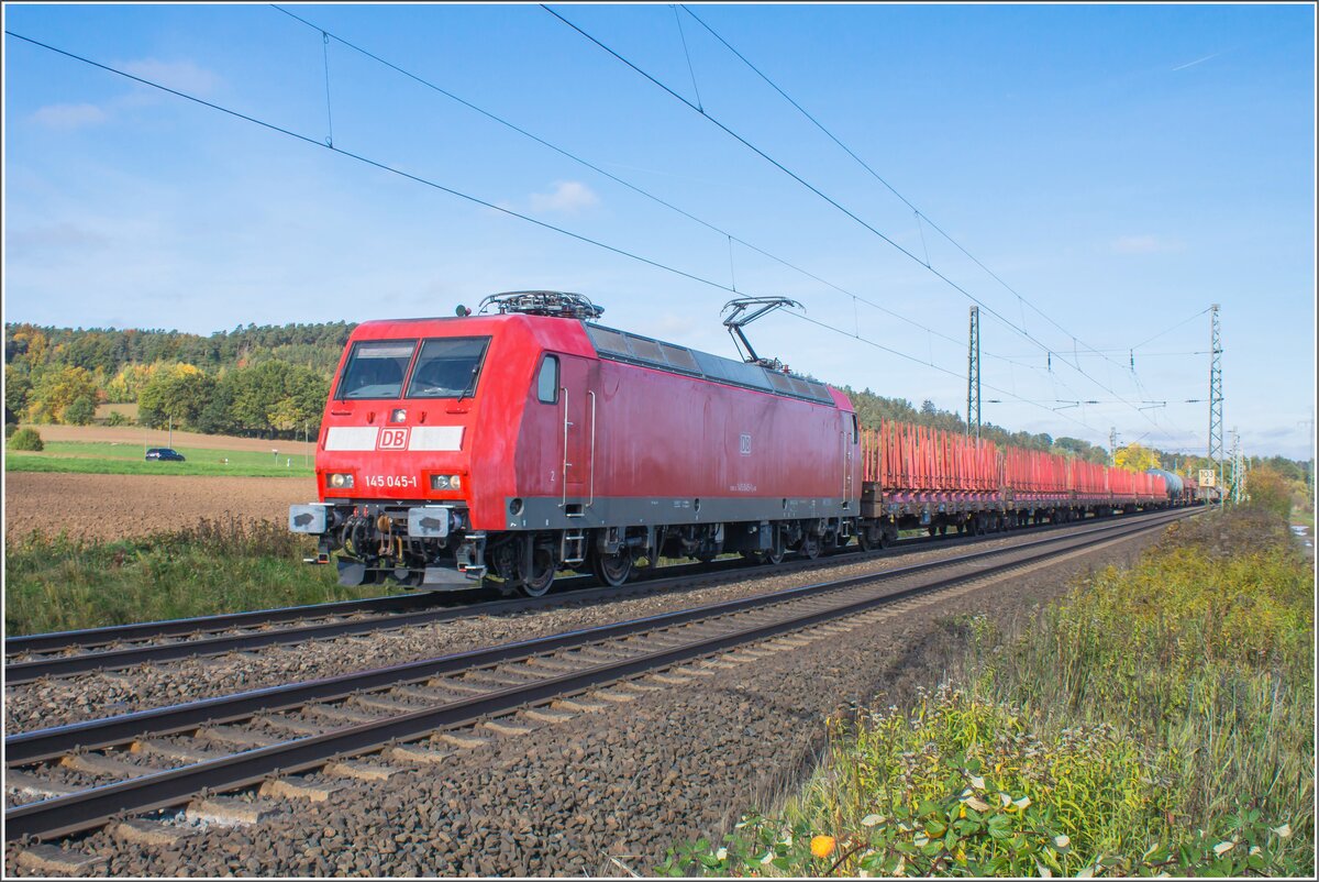 145 045-1 mit einem leeren Holzzug bei Kerzell am 19.10.2022
