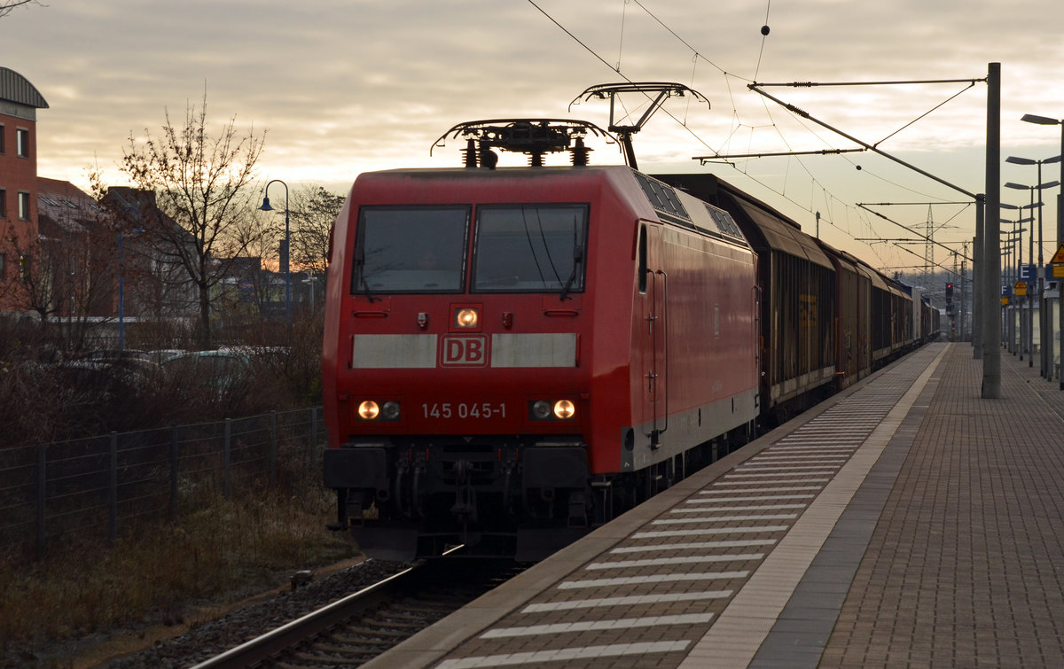 145 045 schleppte am 06.12.16 einen Autologistikzug durch Bitterfeld. Der Zug war unterwegs vom VW-Werk Zwickau-Mosel zum VW-Werk Braunschweig.