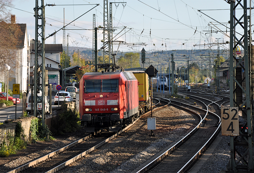 145 046-9 Containerzug durch den Bf Remagen - 30.10.2013