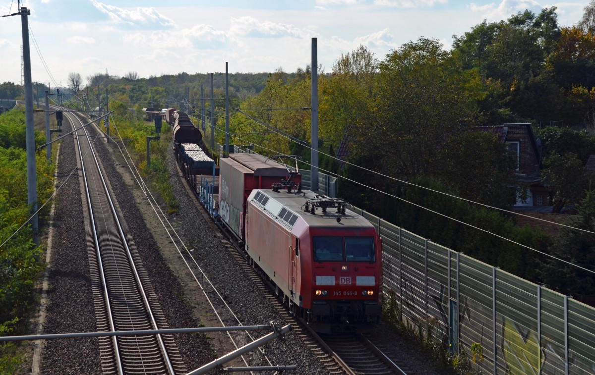 145 046 passiert mit einem gemischten Güterzug am 15.10.14 Holzweißig. Sie musste die Strecke für einen folgenden ICE aus Halle(S) freimachen. 