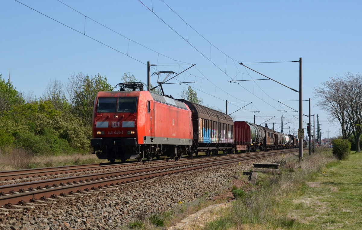 145 046 schleppte einen gemischten Güterzug am 23.04.20 durch Greppin Richtung Dessau.