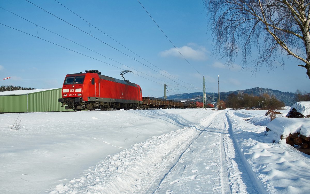 145 047-7 ist am 18.01.2017 mit einen gemischten Güterzug bei Stockheim zu sehen.