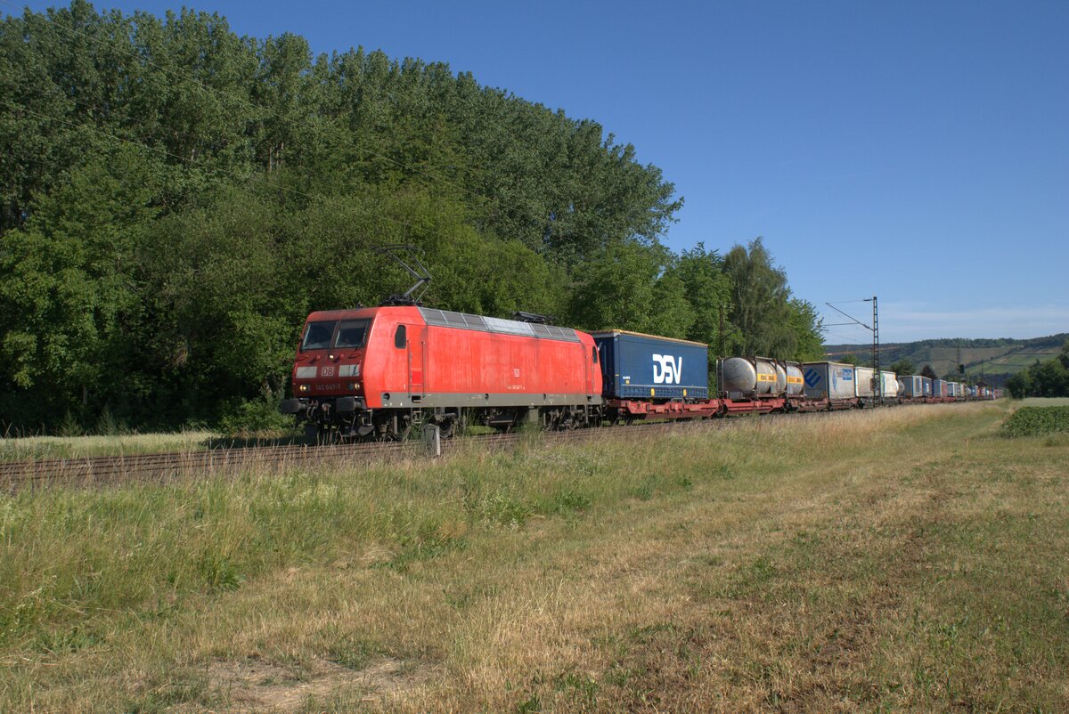 145 047-7 mit einem Aufliegerzug Richtung Würzburg unterwegs bei Himmelstadt am 15.06.2022