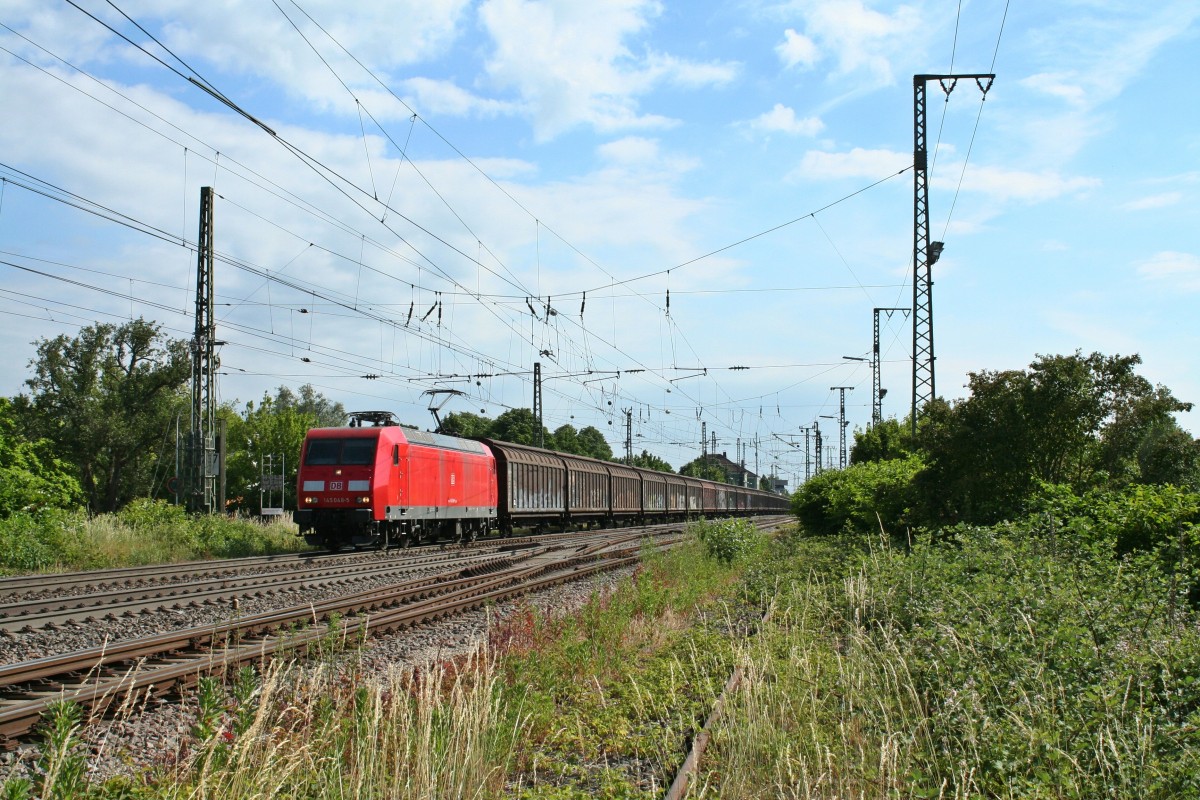 145 048-5 mit dem RedBull-Zug 49150 von Bludenz nach Bremerhaven-Kaiserhafen am Nachmittag des 14.06.14 in Mllheim (Baden).