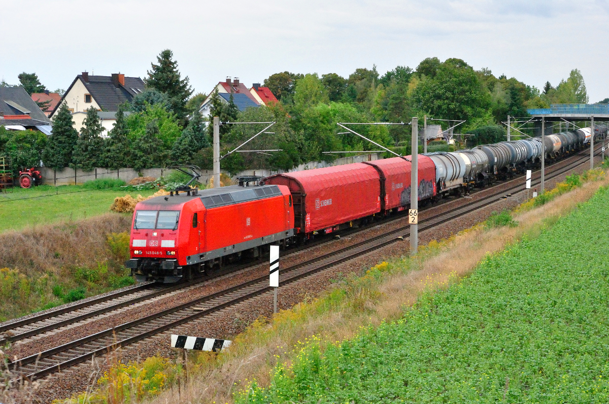 145 048 mit einem gemischten Güterzug in Zschortau, am 19.09.2016.
