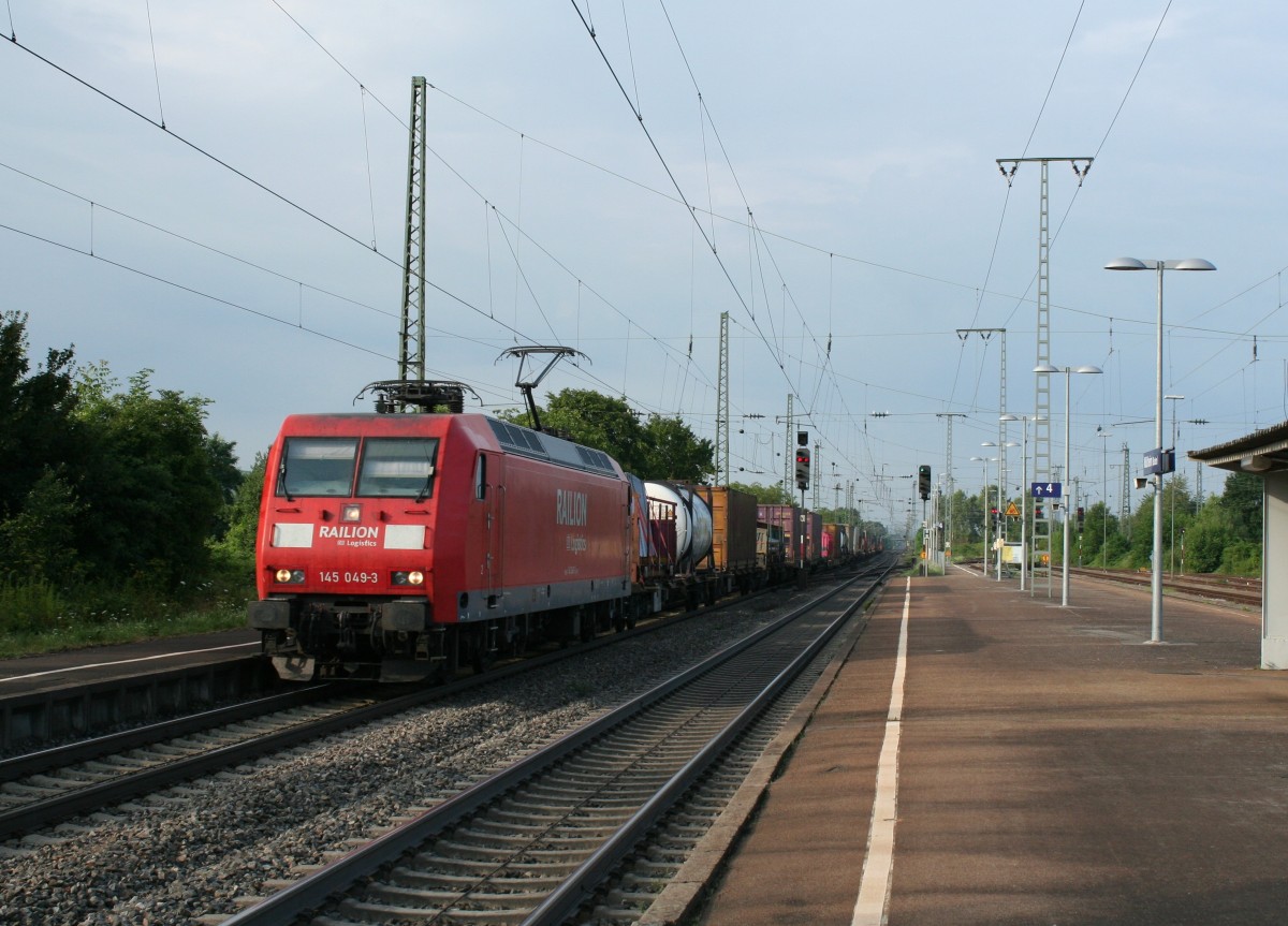 145 049-3 mit einem KLV-Zug am Morgen des 25.07.13 bei der Durchfahrt des Bahnhofs Mllheim (Baden) gen Norden.