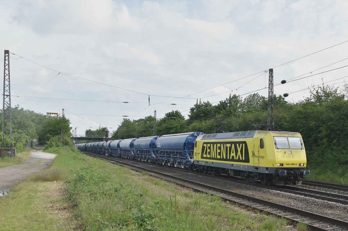 145 049-9 mit einem Kalkleerzug durch Sechtem gen Brühl fahrend. 17.5.2019