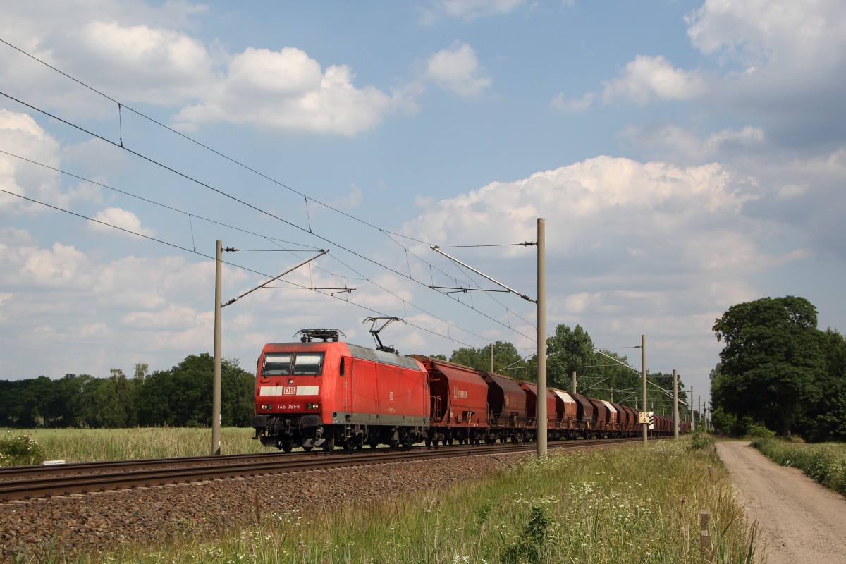 145 051-9 mit einem Ganzzug Kaliwagen auf dem Weg in Richtung Hamburg. Fotografiert am 12.06.2015 bei Brahlstorf. 